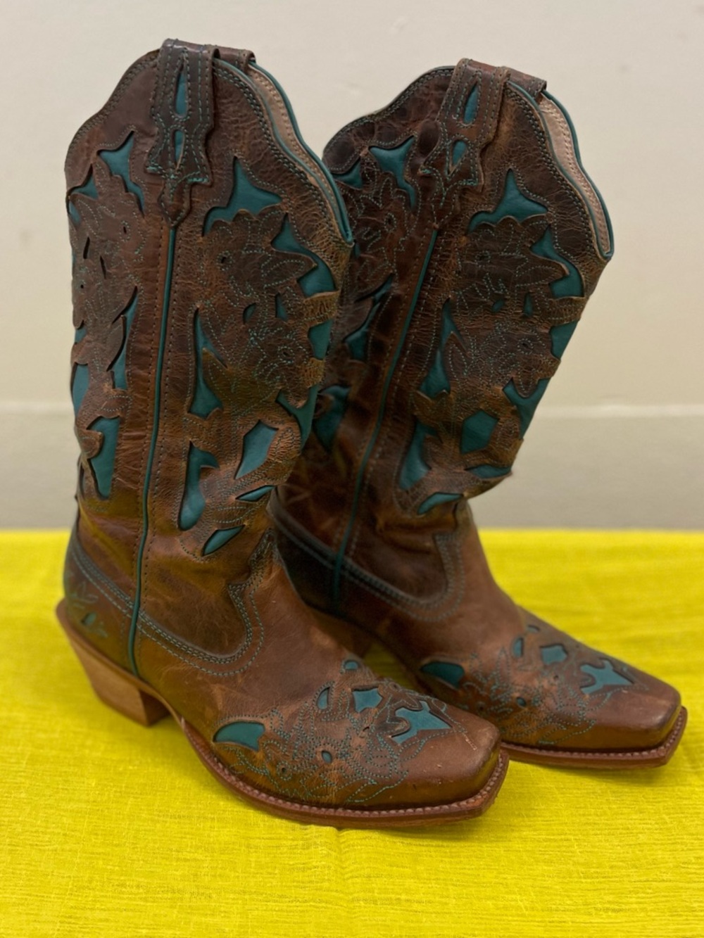 Stagecoach Time!!! Brown Leather Western Cowboy Boots with Teal Inlay